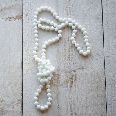 Dlouhý korálkový bílý náhrdelník - Kliknutím zobrazíte detail obrázku.